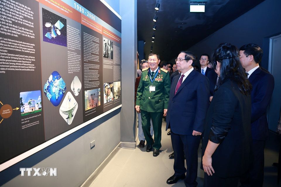 Thủ tướng Chính phủ Phạm Minh Chính tham quan Bảo tàng Vũ trụ Việt Nam. Ảnh: TTXVN