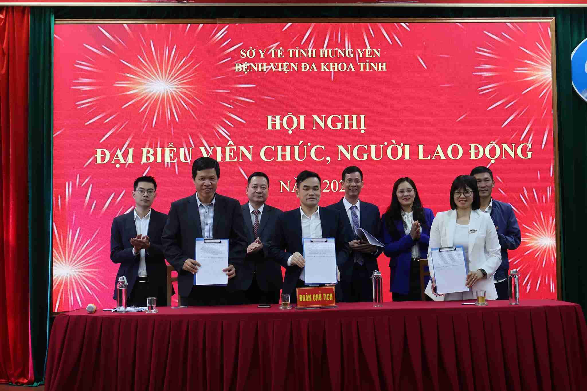 Signing ceremony of emulation agreement at the 2026 Conference of Civil Servants and Employees. Photo: Hung Yen Provincial General Hospital