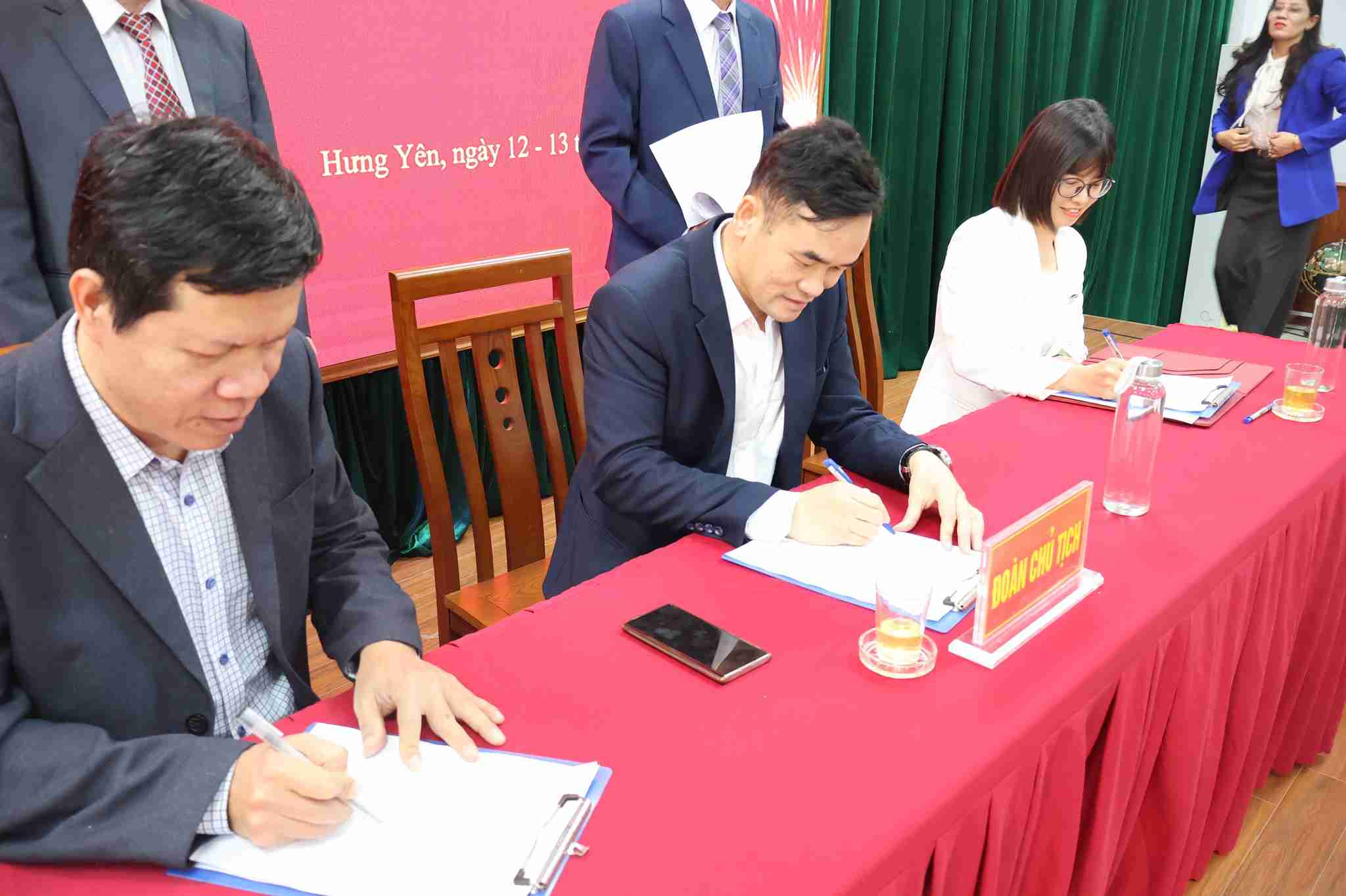 Ký kết giao ước thi đua giữa chính quyền và Công đoàn tại hội nghị.