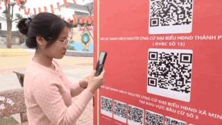 ハノイ島嶼コミューンの有権者がQRコードをスキャンして候補者を調べる