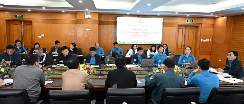 The Trade Union of Cua Ong Coal Selection Company promotes propaganda and emulation to celebrate the success of the 14th Party Congress and elections. Photo: CĐTKV