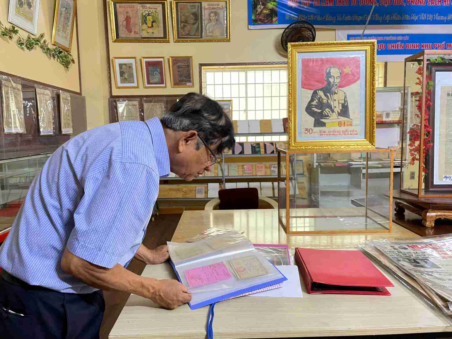 Admire the collection of memorabilia about the National Assembly elections of the veteran