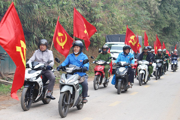 Pu Nhi Commune Election Commission organizes mobile propaganda campaigns in the area. Photo: Pu Nhi commune