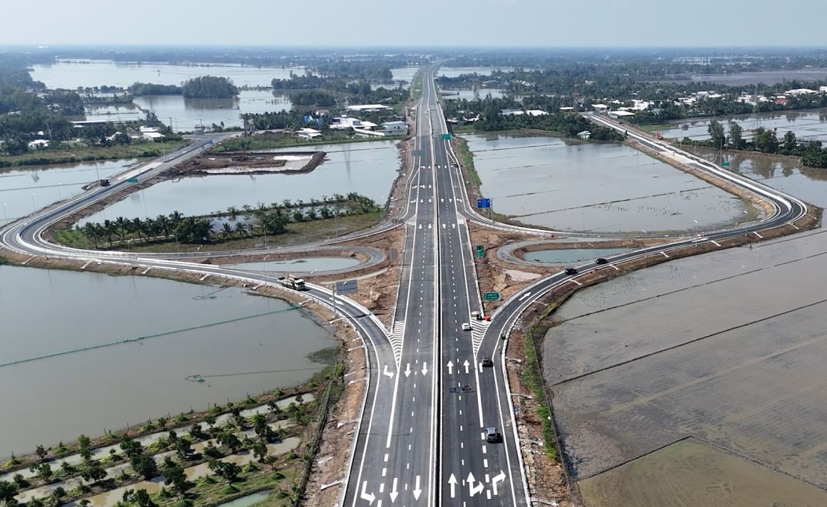 Cao tốc Cần Thơ – Cà Mau nhìn từ trên cao. Ảnh: Tạ Quang