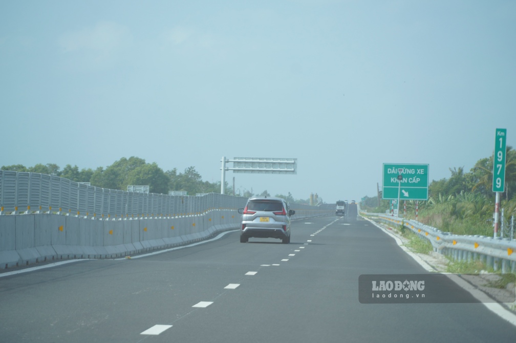 Mặt đường cao tốc bị võng xuống. Ảnh: Tạ Quang