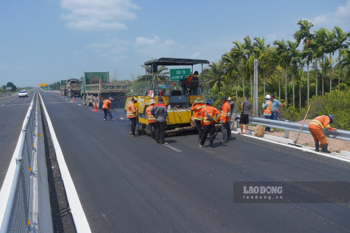 Đơn vị thi công đang khắc phục sụp lún tại cầu 78. Ảnh: Tạ Quang