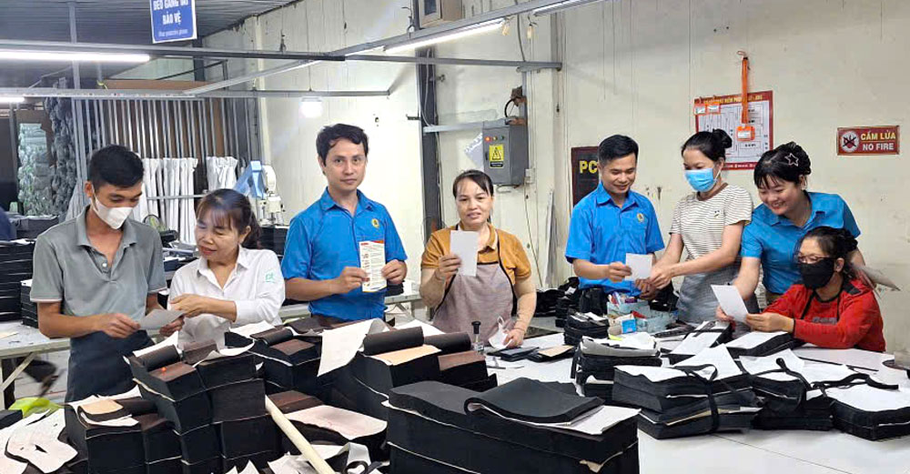 Dai Loc Commune Trade Union directly goes to companies to propagate about the election of National Assembly deputies of the 16th term and the election of People's Councils at all levels for the 2026-2031 term. Photo: Da Nang Trade Union.