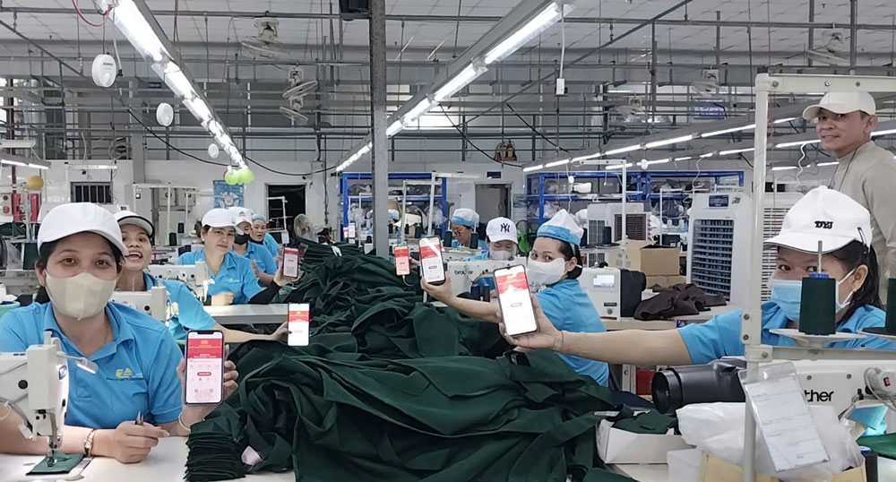 Đoàn viên, người lao động thuộc Công đoàn phường Điện Bàn hưởng ứng Cuộc thi trực tuyến “Tìm hiểu bầu cử đại biểu Quốc hội và đại biểu Hội đồng nhân dân các cấp“. Ảnh: Công đoàn Điện Bàn.