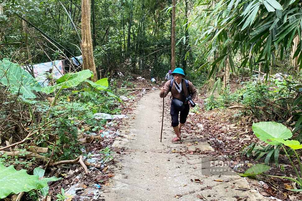 Phóng viên Báo Lao Động theo chân tổ bầu cử băng núi hiểm trở đến thôn O2. Ảnh: Hoài Phương