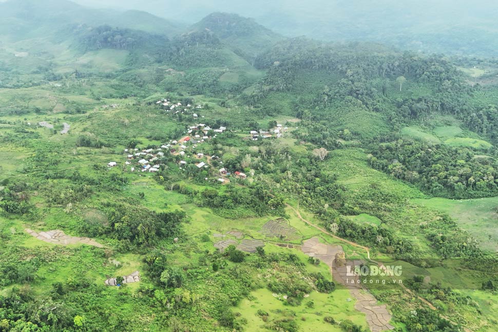 Le bureau de vote du village O2 (commune de Vĩnh Sơn, Gia Lai) a organisé le vote un jour plus tôt que le moment des élections générales en raison du terrain accidenté. Photo: Hoài Phương