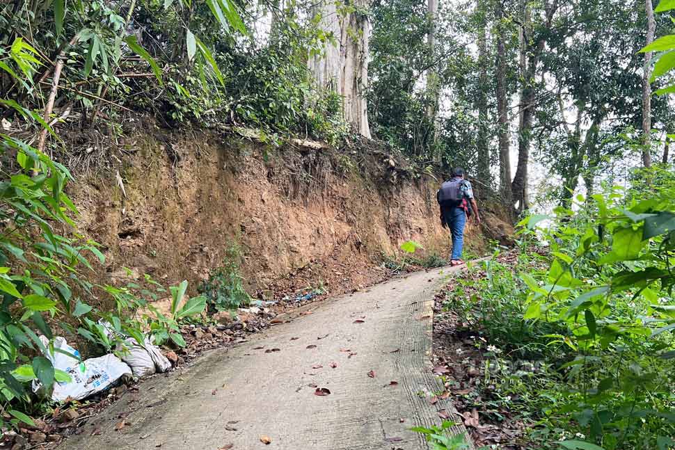 Một đoạn dốc đứng dẫn vào thôn O2. Ảnh: Hoài Phương