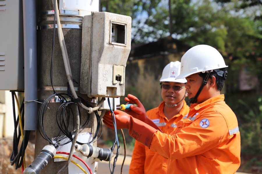Các công ty điện lực tăng cường kiểm tra, khắc phục các khiếm khuyết trên lưới điện trước mùa nắng nóng. Ảnh: PC Đồng Nai