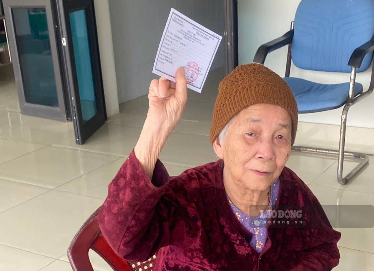 Cử tri “đặc biệt” ở Trung tâm Bảo trợ xã hội Hà Nam cơ sở 1 cầm thẻ cử tri sẵn sàng đi bỏ phiếu. Ảnh: Hà Vi