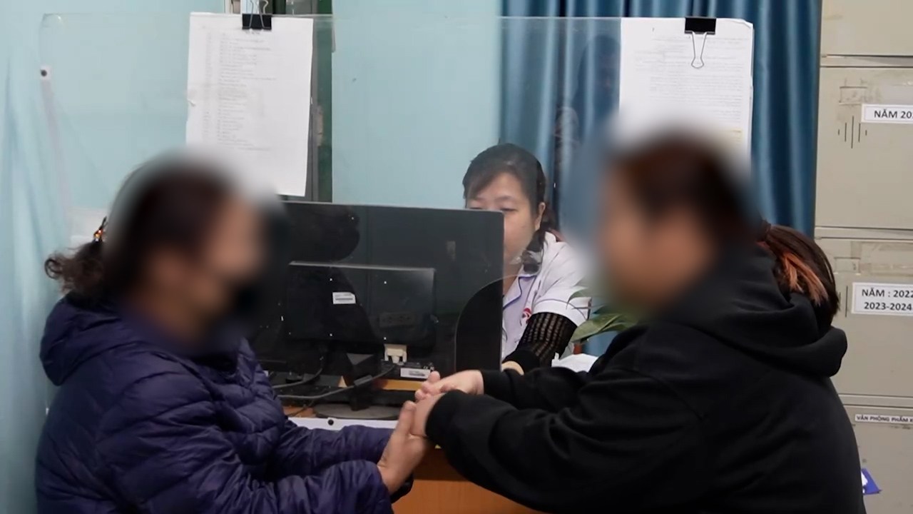 Swiping short videos to relieve stress, young people face the risk of mental illness.