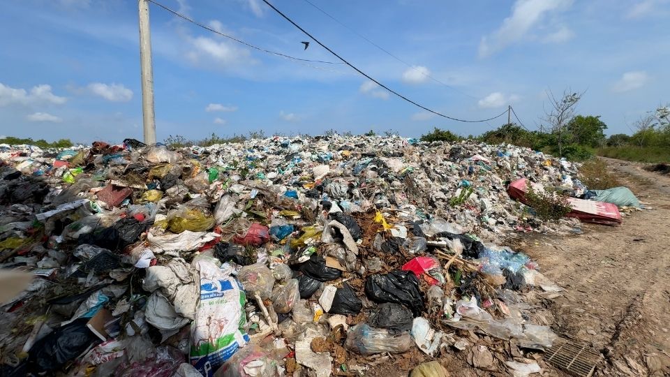 Sở Nông nghiệp và Môi trường Vĩnh Long báo cáo UBND tỉnh, kiến nghị sửa lò đốt và tăng thu gom rác thải ở 3 xã đảo. Ảnh: Hoàng Lộc. 