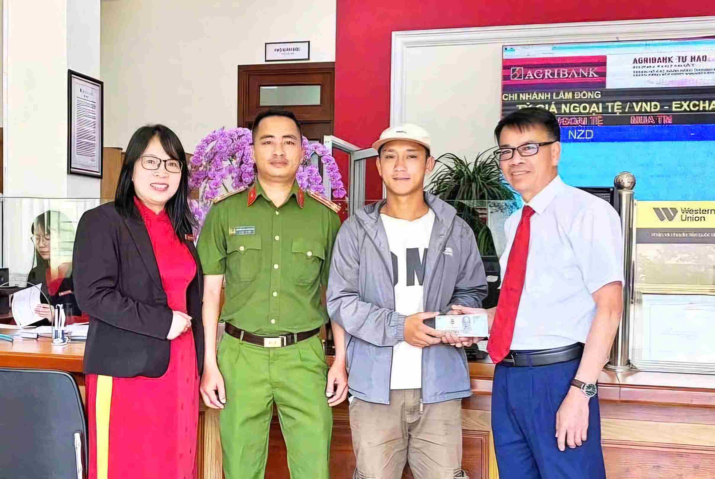 Mr. Chau Thanh Bao Hung returns the 100 million VND mistakenly transferred to Ms. Tran Thi Thanh Nhan in the presence of Lang Biang Ward Police - Da Lat and bank representatives. Photo: Than Hy