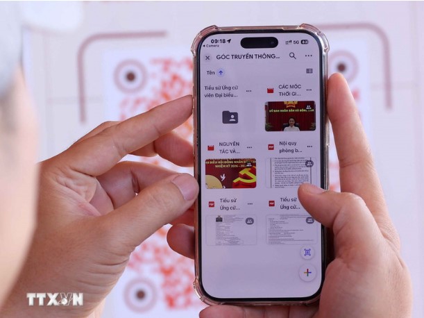 Cử tri quét mã QR bằng điện thoại thông minh để nhanh chóng kiểm tra các thông tin liên quan đến quyền bầu cử. (Ảnh: TTXVN)