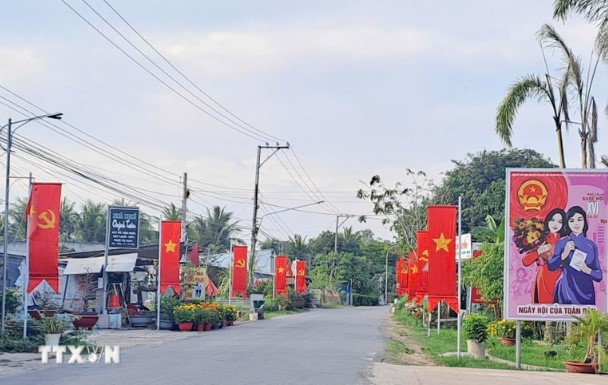 Trên các tuyến đường chính hay từng ngõ ấp xã biên giới Vĩnh Xương (tỉnh An Giang) được trang trí cờ, pano, áp phích bầu cử rực rỡ, tạo nên một bức tranh tươi mới về niềm tin và trách nhiệm của nhân dân trước vận hội mới của đất nước. (Ảnh: TTXVN)