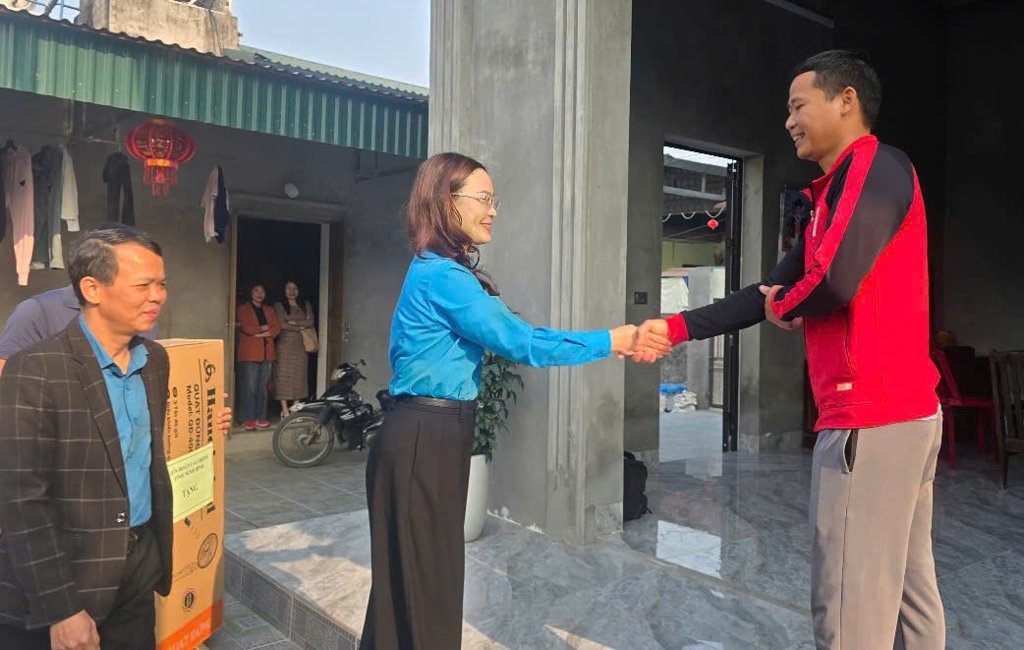 Niềm vui của anh Vũ Linh khi được lãnh đạo LĐLĐ tỉnh Ninh Bình đến tận nhà động viên và trao tiền hỗ trợ. Ảnh: Nguyễn Trường