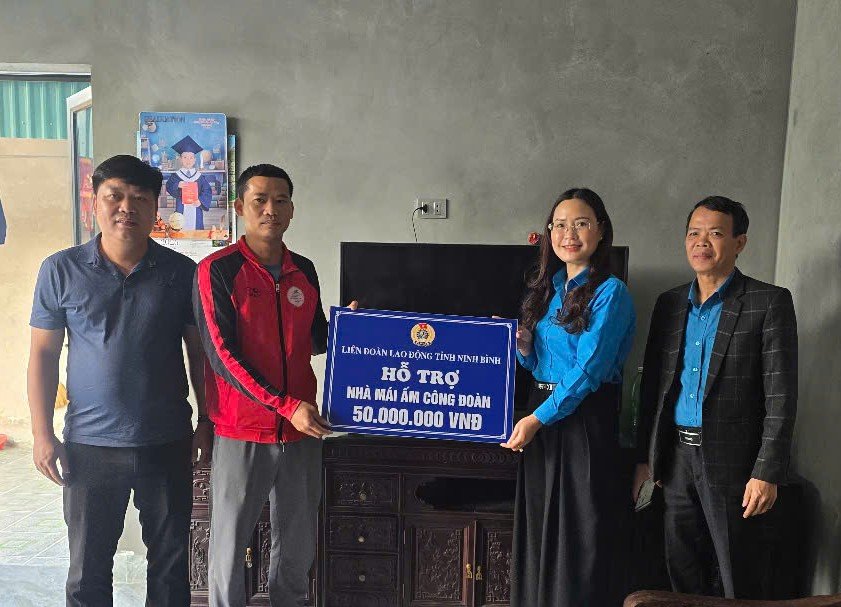 Đại diện lãnh đạo LĐLĐ tỉnh Ninh Bình trao tiền hỗ trợ cho gia đình anh Vũ Linh. Ảnh: Nguyễn Trường