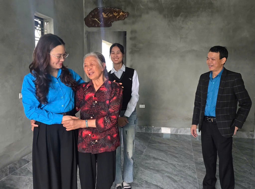 Gia đình chị Nguyễn Thị Bích xúc động trước sự quan tâm, chăm lo của tổ chức Công đoàn. Ảnh: Nguyễn Trường