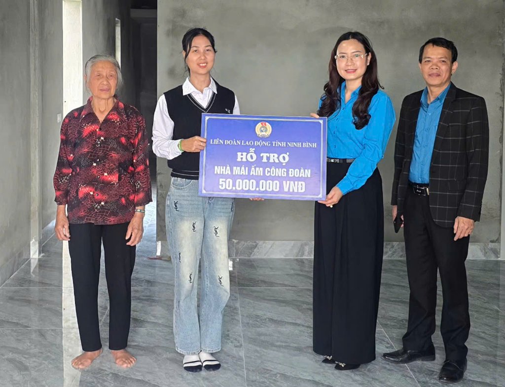 Bà Lê Thị Hoa - Phó Chủ tịch LĐLĐ tỉnh Ninh Bình trao tiền hỗ trợ cho gia đình chị Nguyễn Thị Bích. Ảnh: Nguyễn Trường