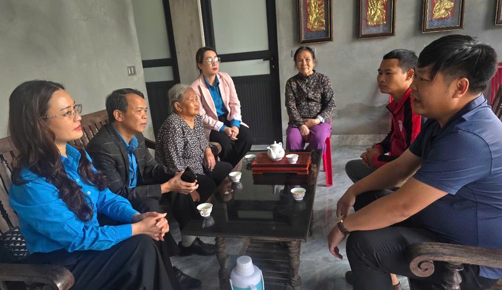 Leaders of Ninh Binh Provincial Labor Federation visited, encouraged and supported the family of Mr. Vu Linh, a worker at Bao Minh Industrial Park with 50 million VND to build a house. Photo: Nguyen Truong