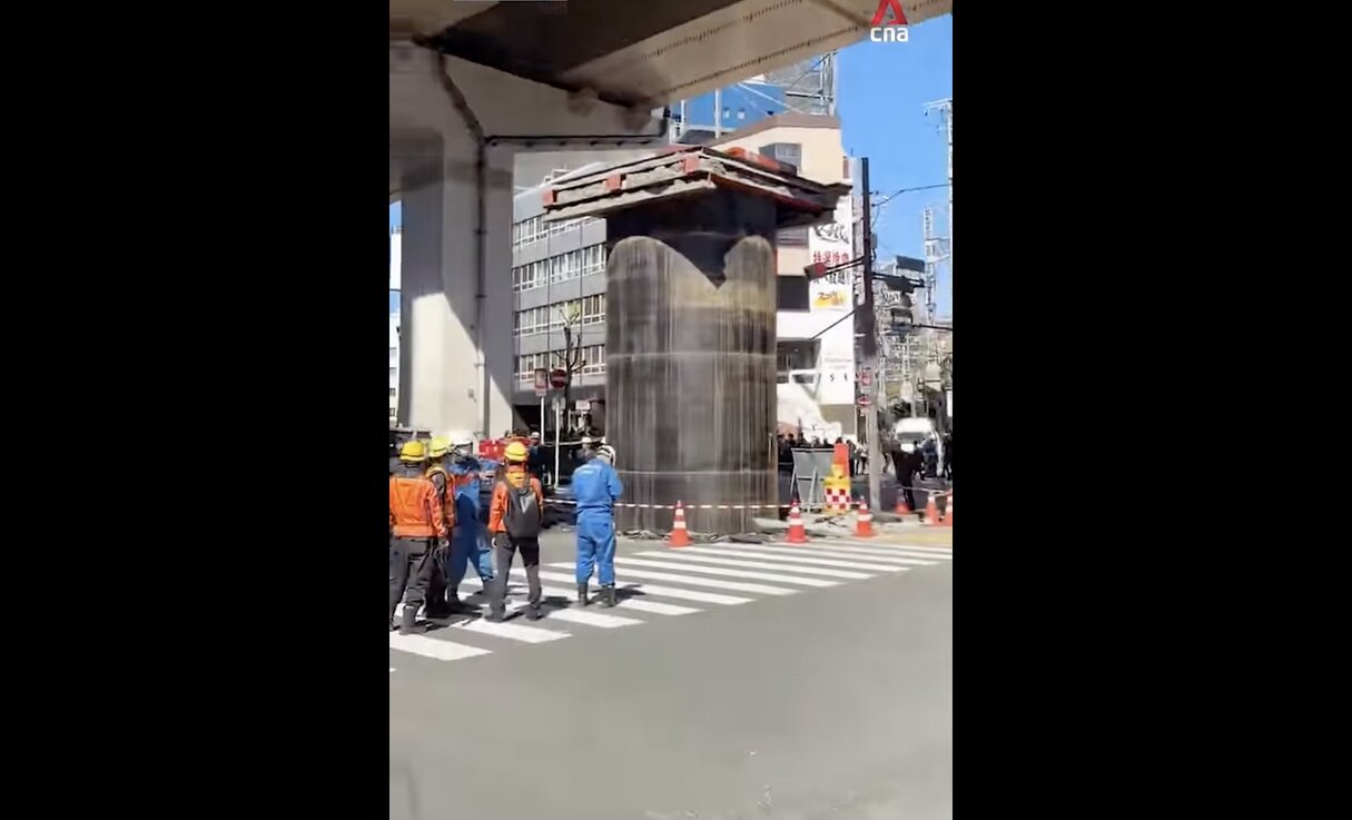 Tubería de acero gigante sobresale en medio de una calle en Japón. Foto tomada de un video de la agencia de noticias CNA