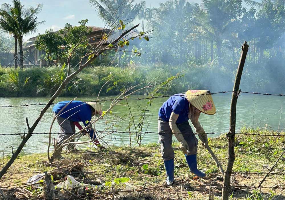 The grassroots trade union of Namia Investment Joint Stock Company Branch (under Hoi An Tay Ward Trade Union) organizes for union members to clean up the environment. Photo: Hoi An Tay Trade Union.