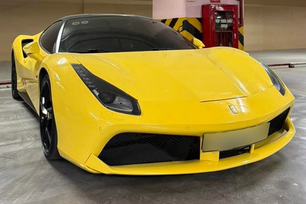 The prominent yellow Ferrari 488 GTB supercar appeared in a parking basement in Hanoi. Photo: Tri Dung