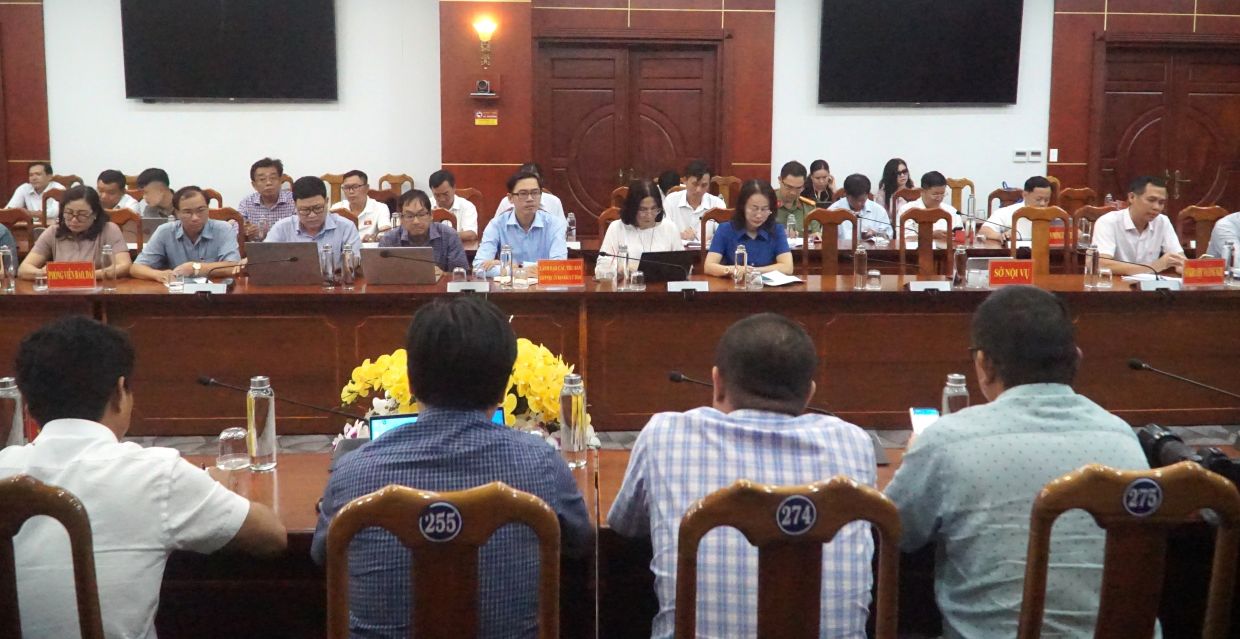 Nhiều phóng viên tham gia cuộc họp báo nghe thông tin chính thức về công tác bầu cử tại Cà Mau. Ảnh: Nhật Hồ.