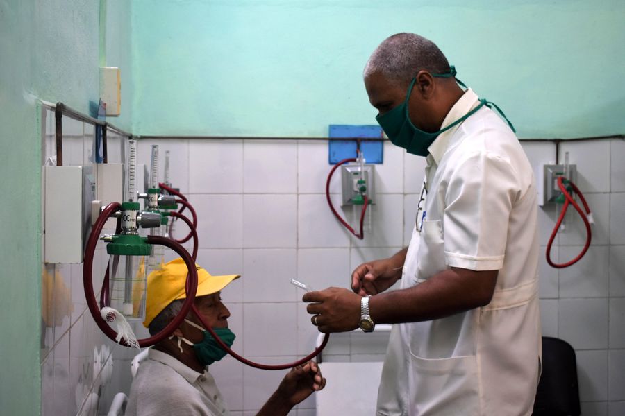 Cuban doctors are taking care of a patient in Havana, Cuba. Photo: Xinhua