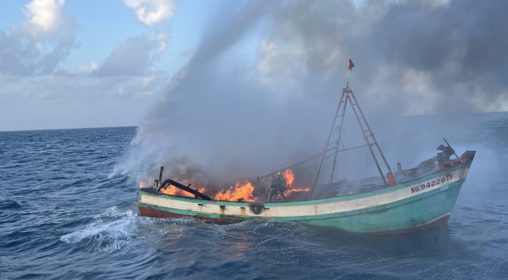Tàu cá bị nạn khi đang khai thác thủy sản trên vùng biển Tây Nam. Ảnh: BTL Vùng CSB4