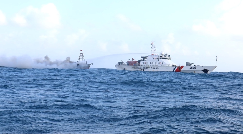 沿岸警備隊第4管区が海上で操業中の漁船を消火し、漁民4人を救助