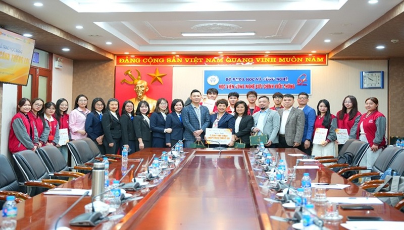 BSH trao học bổng cho sinh viên Học viện Công nghệ Bưu chính Viễn thông. Ảnh: BSH