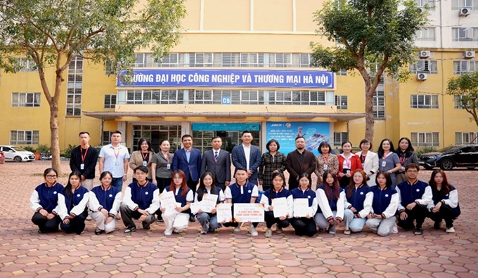 Ban tổ chức trao học bổng cho sinh viên Trường Đại học Công nghiệp và Thương mại Hà Nội. Ảnh: BSH