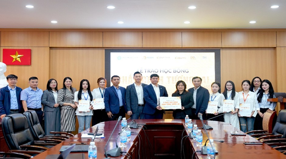 Sinh viên trường Đại học Mỏ - Địa chất nhận học bổng. Ảnh: BSH