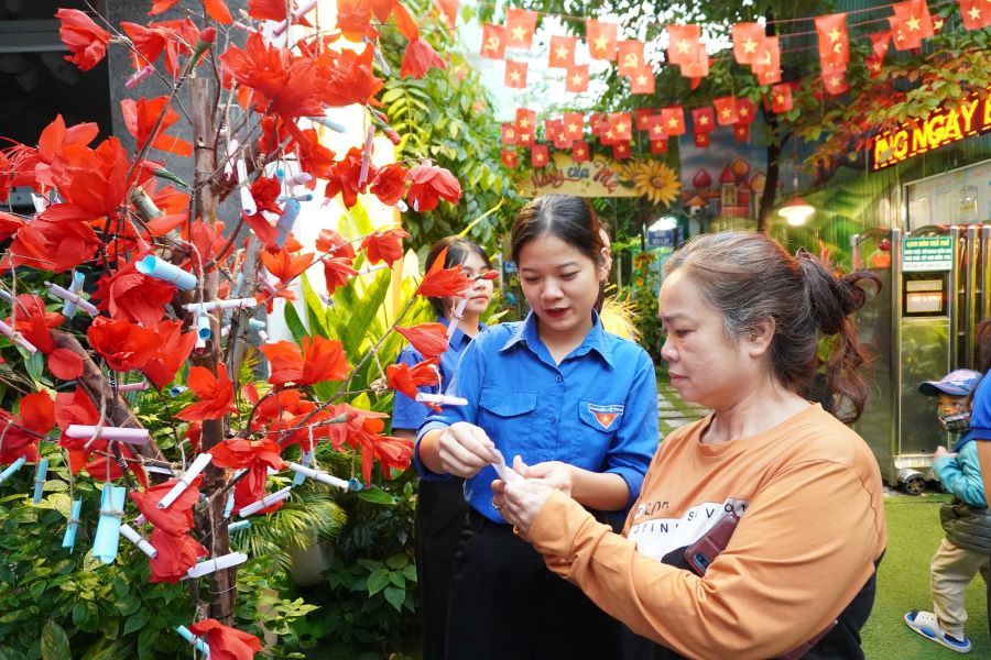 Da Nang teacher invites parents to pick democratic flowers to promote the Country Day. Photo: Nguyen Thi