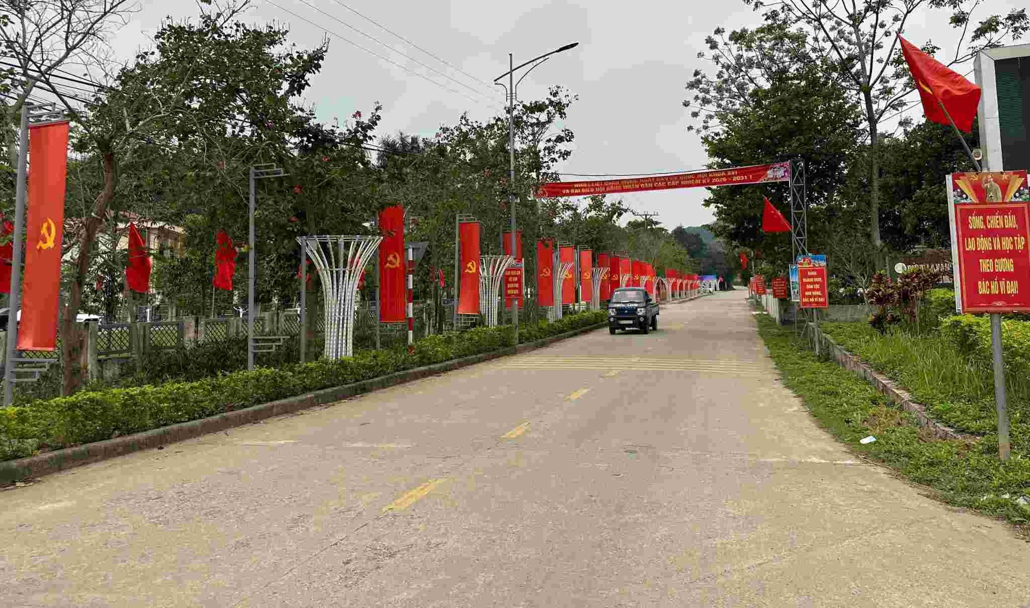 Nhà văn hoá thôn Nga 3, là 1 trong 14 khu vực bỏ phiếu ở xã Cúc Phương, đã sẵn sàng cho ngày bẩu cử. Ảnh: Nguyễn Trường