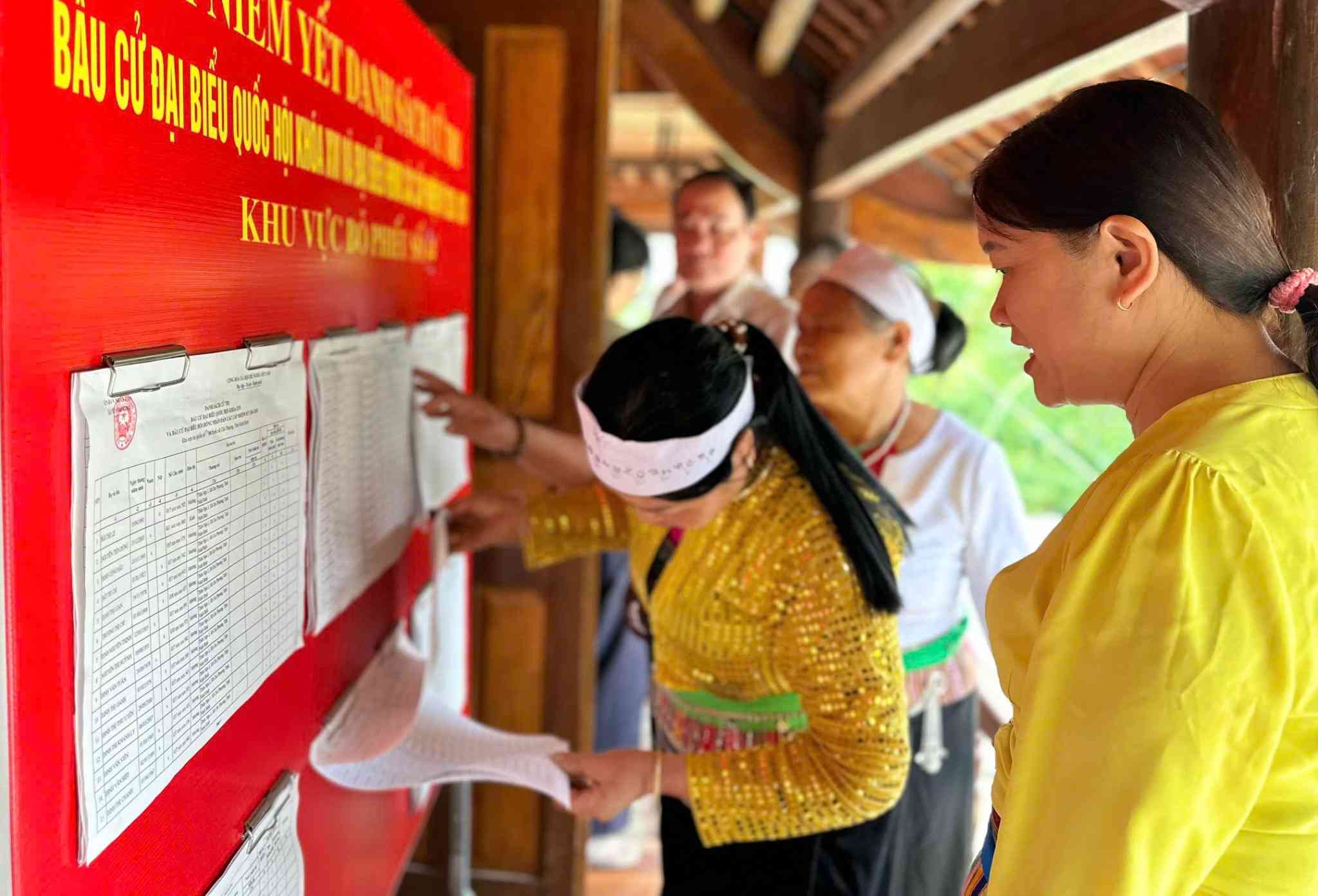 Cử tri đồng bào dân tộc thiểu số xã Cúc Phương, tỉnh Ninh Bình nghiên cứu tiểu sử của các ứng cử viên. Ảnh: Nguyễn Trường