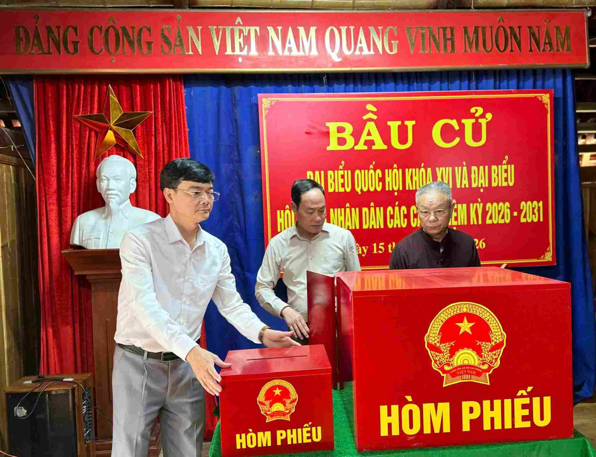 Đại diện UBND xã Cúc Phương kiểm tra công tác chuẩn bị tại các địa điểm bỏ phiếu. Ảnh: Nguyễn Trường