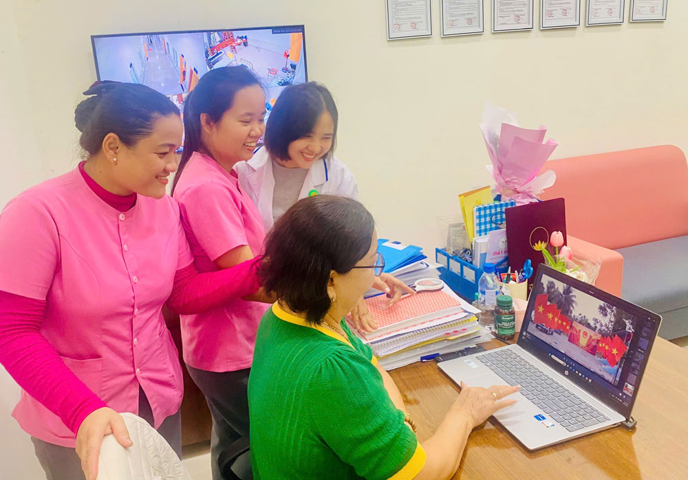 베트남 연꽃 마을 교육 복지 복합 단지 프로젝트 관리 위원회 노동조합원들이 국회 및 각급 인민위원회 선거에 대한 온라인 퀴즈 대회에 참가하고 있습니다. 사진: 다낭 노동조합.