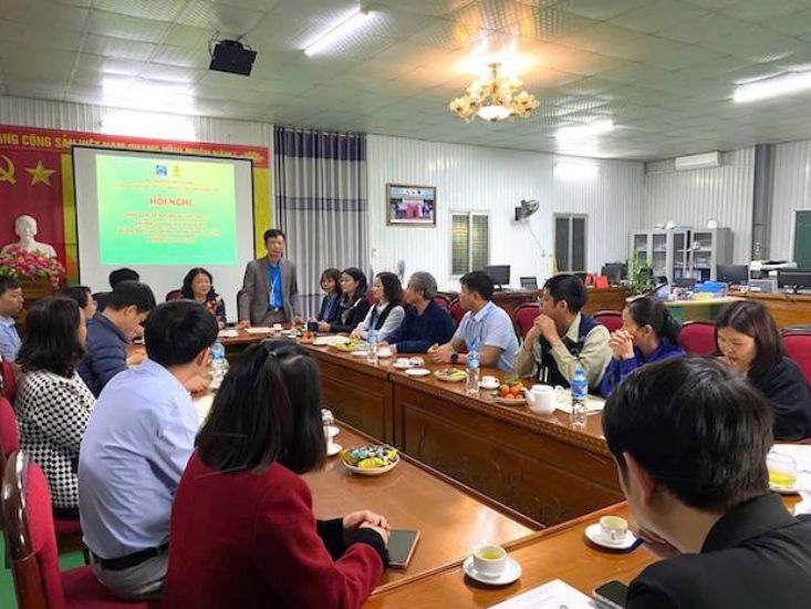 The working delegation of the Hanoi Labor Federation surveys election propaganda work among workers at Jean Viet Production and Trading Co., Ltd. Photo: Ngoc Anh