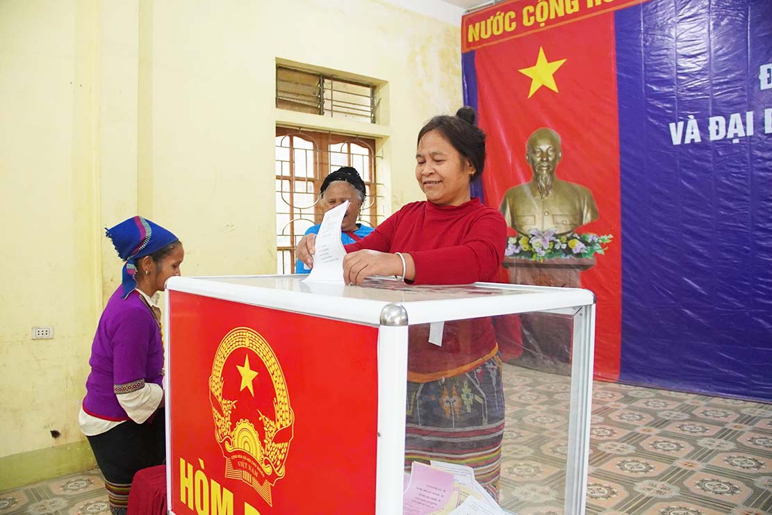 Voters in Tam Thai commune, Nghe An province participate in early elections on March 13. Photo: Quang Dai
