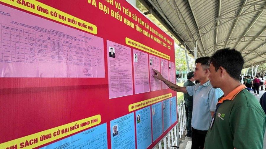 Workers learn about information about National Assembly and People's Council delegate candidates at enterprises. Photo: Hoang Loc