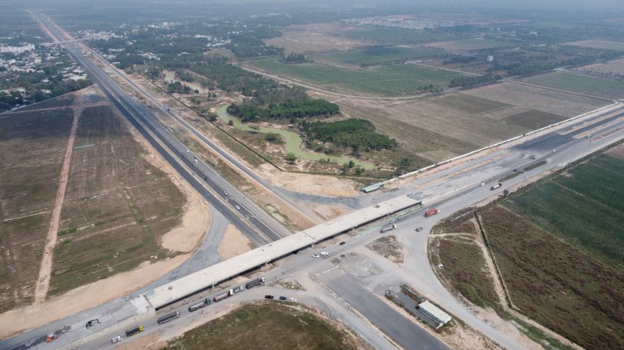 Road 25B connecting Long Thanh airport and Ho Chi Minh City strives for technical traffic opening in June 2026. Photo: Ha Anh Chien