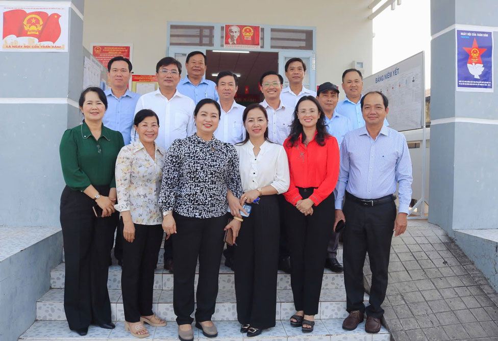 Đoàn công tác đến tại xã. Ảnh: Văn Nhanh