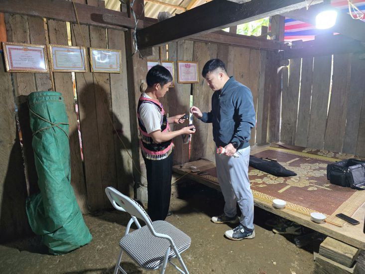 Charging lamps and flashlights are indispensable items for the people of Lang Ca village. Photo: Tan Van