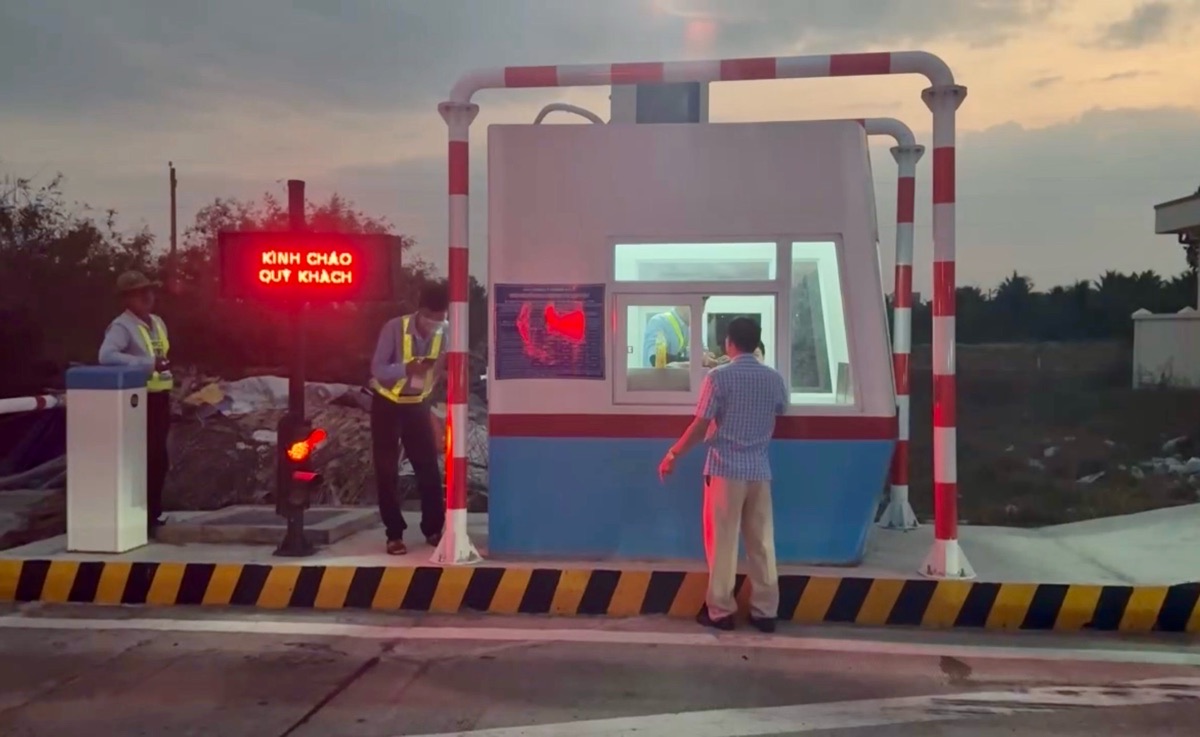Barie tại trạm thu phí được cho là gặp lỗi kỹ thuật. Ảnh: Duy Tuấn 