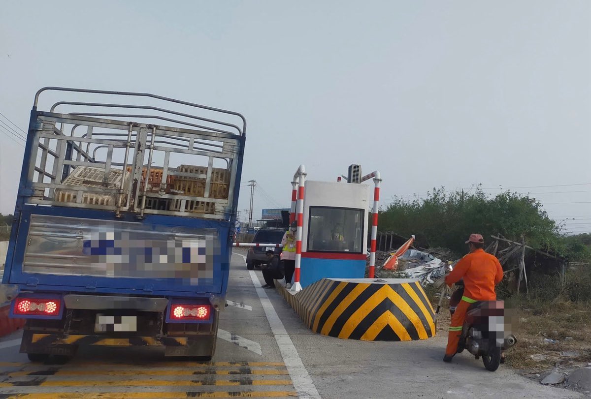 Xe ô tô xếp hàng tại trạm thu phí. Ảnh: Duy Tuấn 